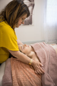 Séance de massage du ventre chez Flor & Sens favorisant la libération des tensions viscérales et la détente profonde du corps et des émotions.
